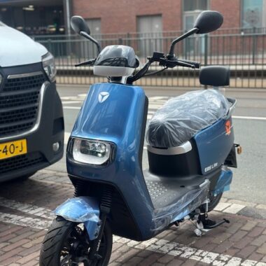 YADEA E8S LITE BLAUW 25KM VERSIE 2025 ELEKTRISCH ( NIEUW )