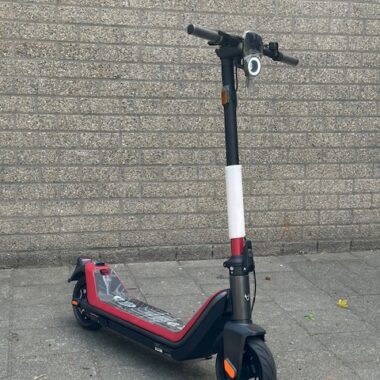 NIU KQI3 SPORT E-STEP RED/BLACK ( NIEUW )